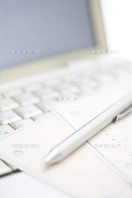 ノートパソコンとペン の写真素材 イラスト素材 アマナイメージズ