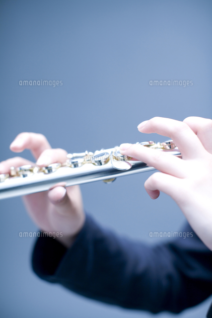 フルートを演奏する手元 の写真素材 イラスト素材 アマナイメージズ