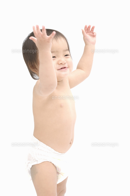 バンザイをする赤ちゃん[10131051851]の写真・イラスト素材｜アマナ