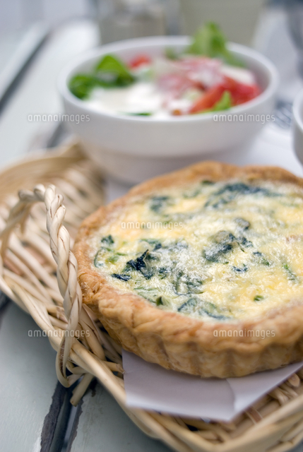 ほうれん草のキッシュ の写真素材 イラスト素材 アマナイメージズ