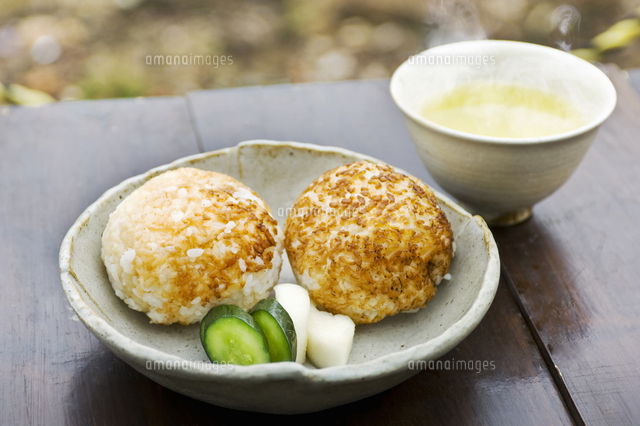 お焦げのおにぎり の写真素材 イラスト素材 アマナイメージズ