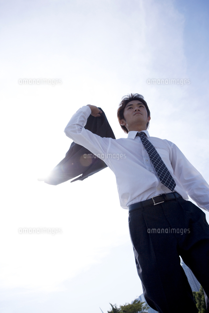 上着を手に持つビジネスマン の写真素材 イラスト素材 アマナイメージズ