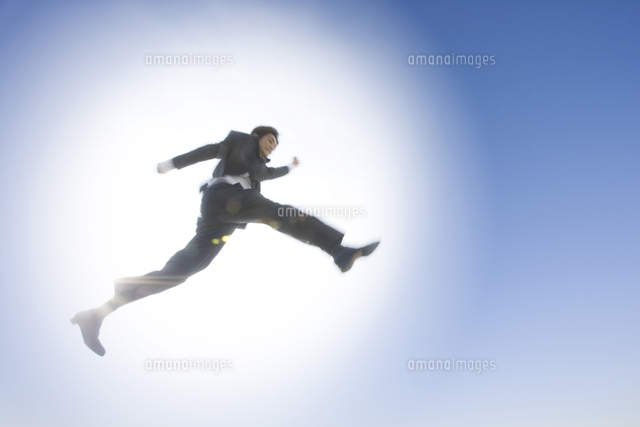 ジャンプするビジネスマン[10131058862]の写真・イラスト素材｜アマナ