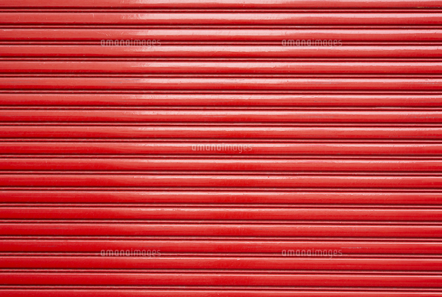 赤いシャッター の写真素材 イラスト素材 アマナイメージズ