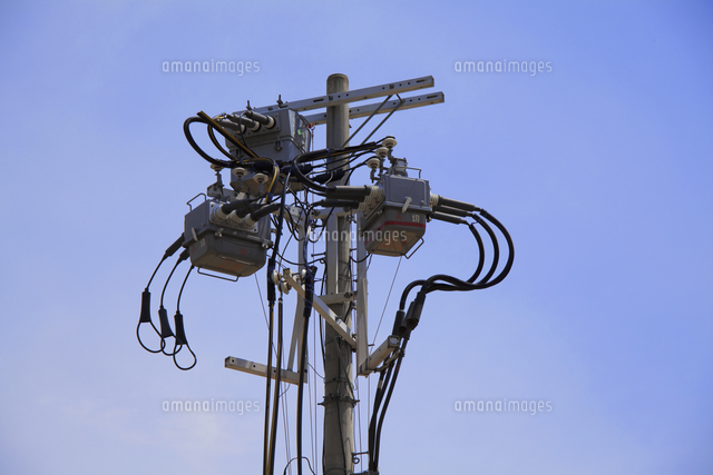 工事現場の電柱 の写真素材 イラスト素材 アマナイメージズ