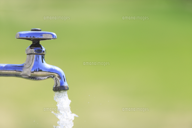 蛇口から出る水 の写真素材 イラスト素材 アマナイメージズ