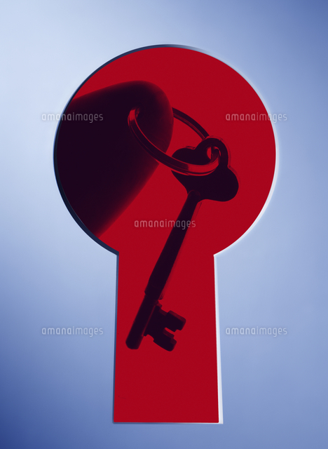 鍵穴から見える鍵 の写真素材 イラスト素材 アマナイメージズ