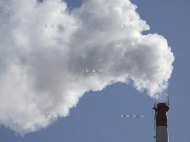 水蒸気を出すゴミ焼却場の煙突 の写真素材 イラスト素材 アマナイメージズ
