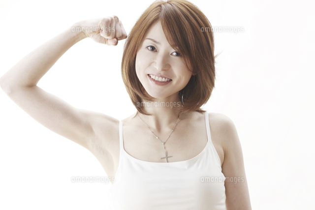 力こぶを作る女性 の写真素材 イラスト素材 アマナイメージズ