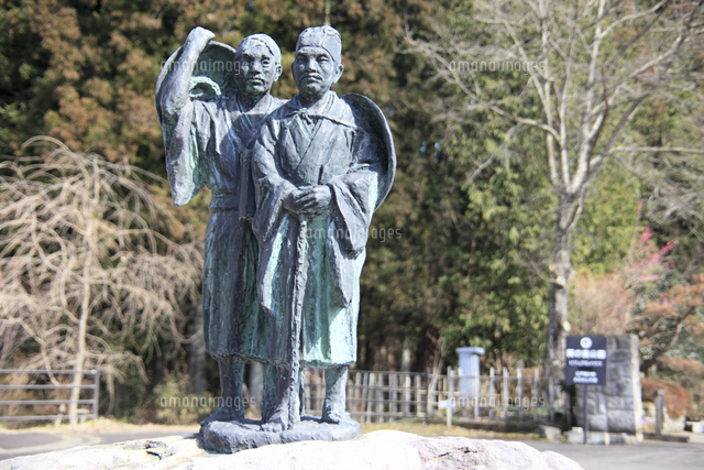 松尾芭蕉　人形　2体 松尾芭蕉と曾良の像[10131071118]の写真・イラスト素材｜アマナイメージズ