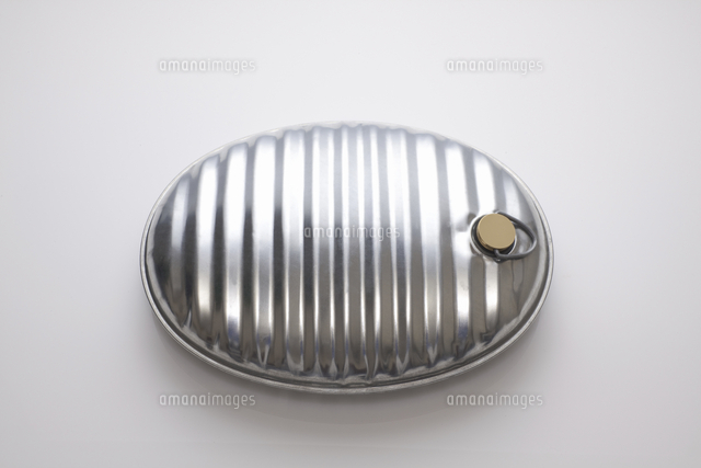 ブリキの湯たんぽ の写真素材 イラスト素材 アマナイメージズ