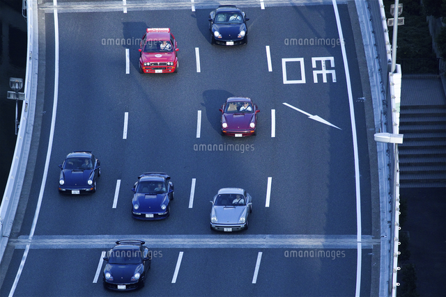 高速道路を走るスポｰツカｰ の写真素材 イラスト素材 アマナイメージズ