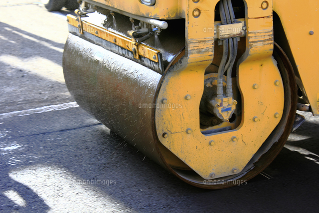 アスファルト道路工事の重機 の写真素材 イラスト素材 アマナイメージズ
