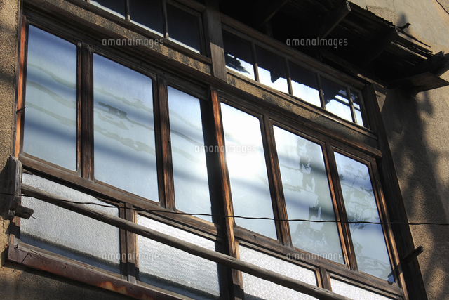 古い家の木枠の窓 の写真素材 イラスト素材 アマナイメージズ
