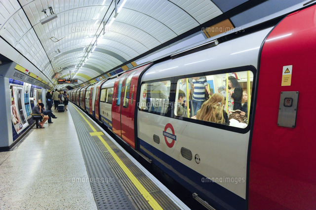 ロンドンの地下鉄 の写真素材 イラスト素材 アマナイメージズ ロンドンの地下鉄 の写真素材 イラスト素材 アマナイメージズ
