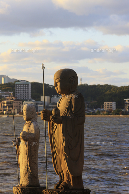 お地蔵さんと宍道湖の夕日 の写真素材 イラスト素材 アマナイメージズ