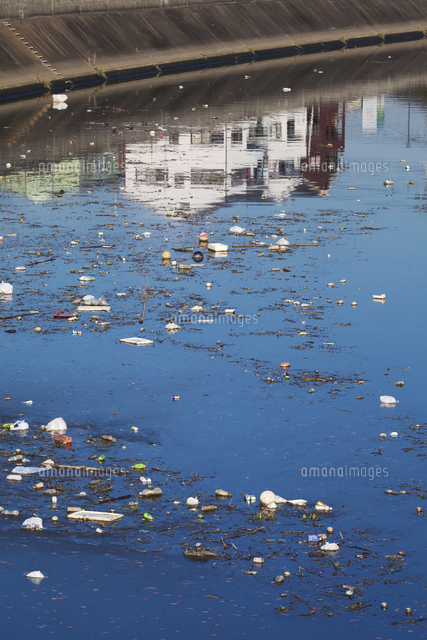 ゴミが浮く河 の写真素材 イラスト素材 アマナイメージズ ゴミが浮く河 の写真素材 イラスト素材 アマナイメージズ