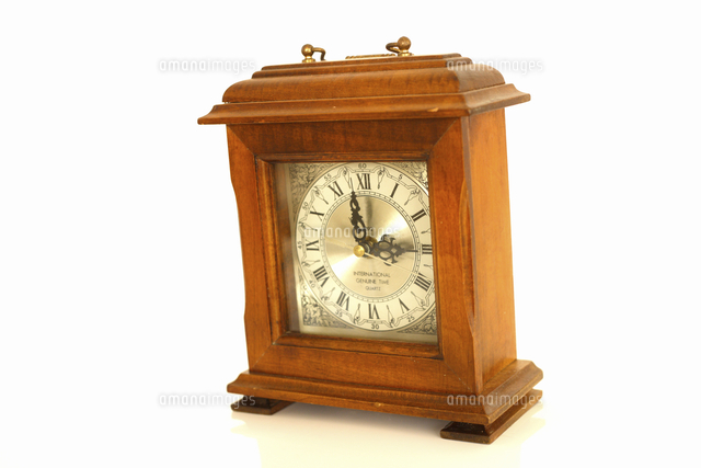 3時を指すアンティーク時計 の写真素材 イラスト素材 アマナイメージズ