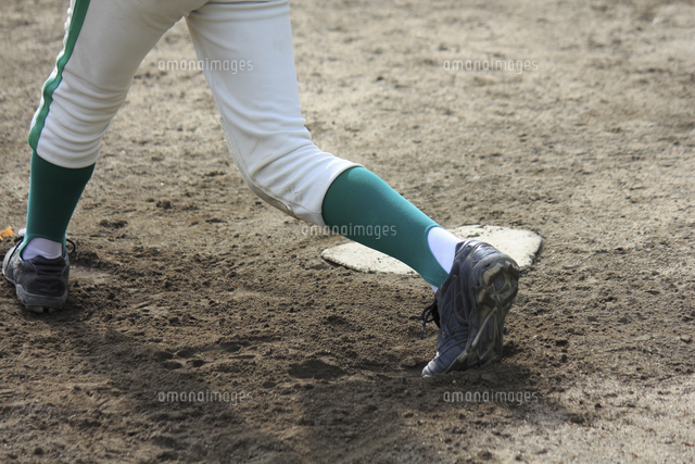 草野球のバッターの脚 の写真素材 イラスト素材 アマナイメージズ