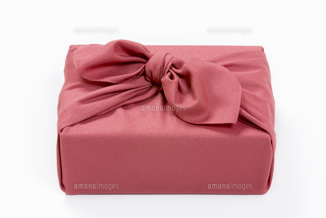 風呂敷包みの品物 の写真素材 イラスト素材 アマナイメージズ