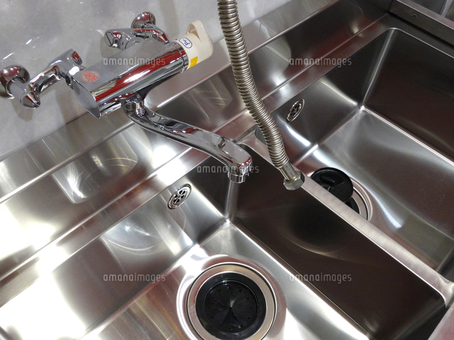 ステンレスシンクの設置 の写真素材 イラスト素材 アマナイメージズ
