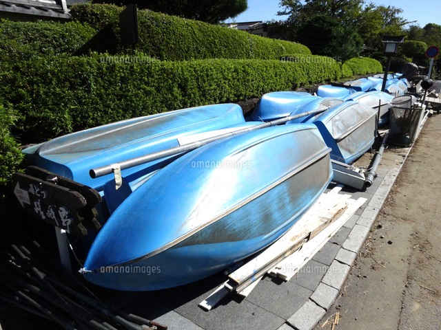 京都嵐山桂川の洪水災害で道路に避難した手漕ぎボート 10131081243 の写真素材 イラスト素材 アマナイメージズ