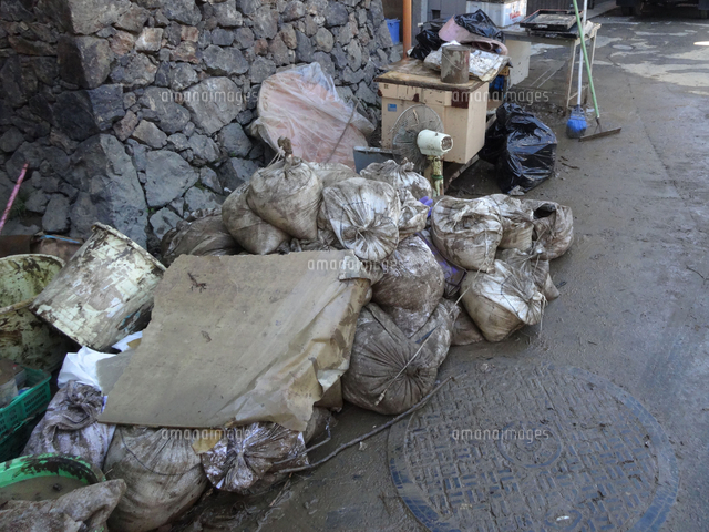 京都嵐山桂川の洪水災害で積まれた土のう の写真素材 イラスト素材 アマナイメージズ