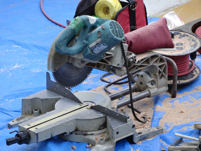 タイル切断電動ノコギリ の写真素材 イラスト素材 アマナイメージズ