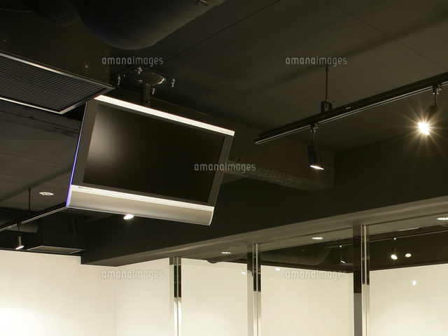 天井の吊り下げテレビ の写真素材 イラスト素材 アマナイメージズ