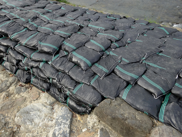 桂川の洪水防止の土のう の写真素材 イラスト素材 アマナイメージズ