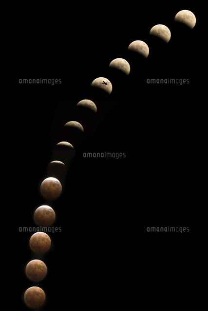 皆既月食合成 の写真素材 イラスト素材 アマナイメージズ