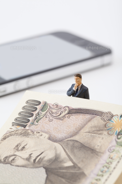 ミニチュアのビジネスマンと一万円札とスマホ の写真素材 イラスト素材 アマナイメージズ