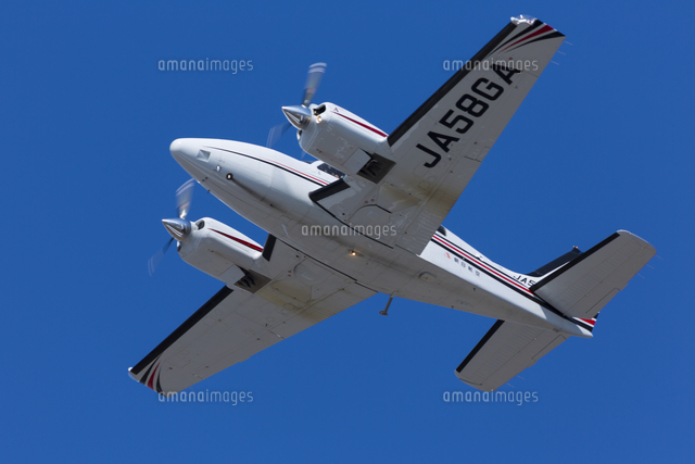 青空を行く小型機 の写真素材 イラスト素材 アマナイメージズ