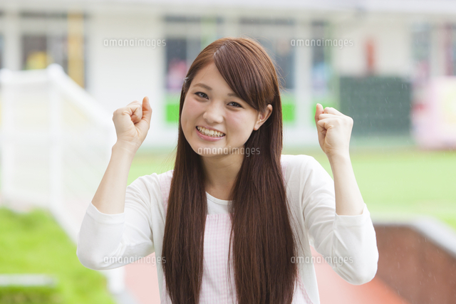 ガッツポーズをする幼稚園の先生 の写真素材 イラスト素材 アマナイメージズ