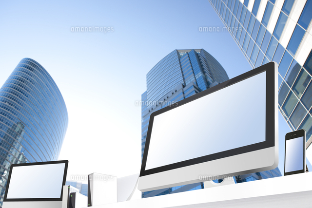 パソコンとビル群 の写真素材 イラスト素材 アマナイメージズ