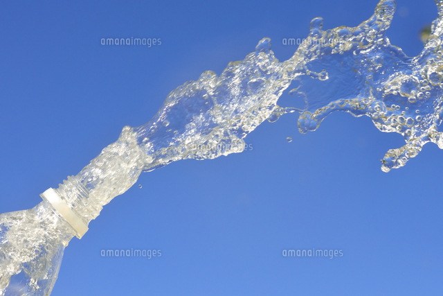 ペットボトルから吹き出す水 の写真素材 イラスト素材 アマナイメージズ