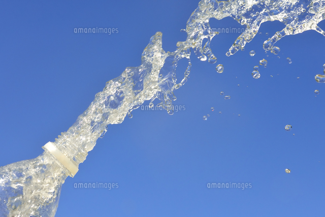 ペットボトルから吹き出す水 の写真素材 イラスト素材 アマナイメージズ