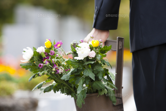 手桶に入った仏花を持つ男性 の写真素材 イラスト素材 アマナイメージズ