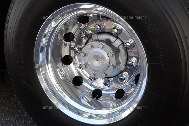 観光バスのタイヤとアルミホイール の写真素材 イラスト素材 アマナイメージズ