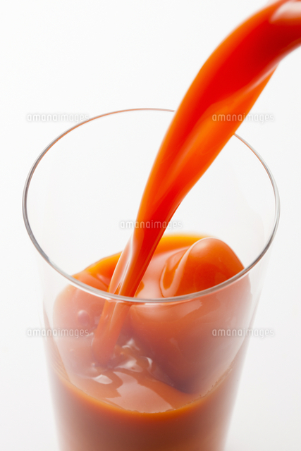 グラスに注がれるトマトジュース の写真素材 イラスト素材 アマナイメージズ