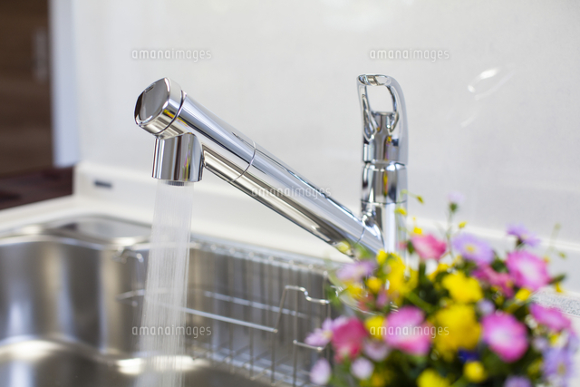 キッチンの水道の蛇口 の写真素材 イラスト素材 アマナイメージズ