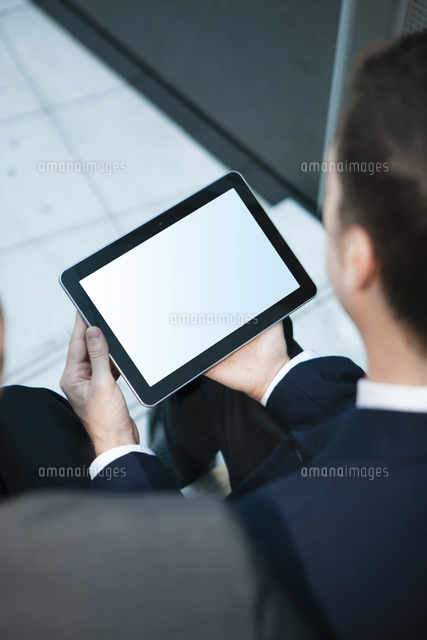 タブレットpcを見るビジネスマン の写真素材 イラスト素材 アマナイメージズ