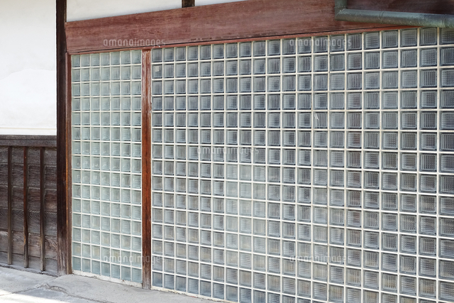 和風建築とガラスブロック壁 の写真素材 イラスト素材 アマナイメージズ