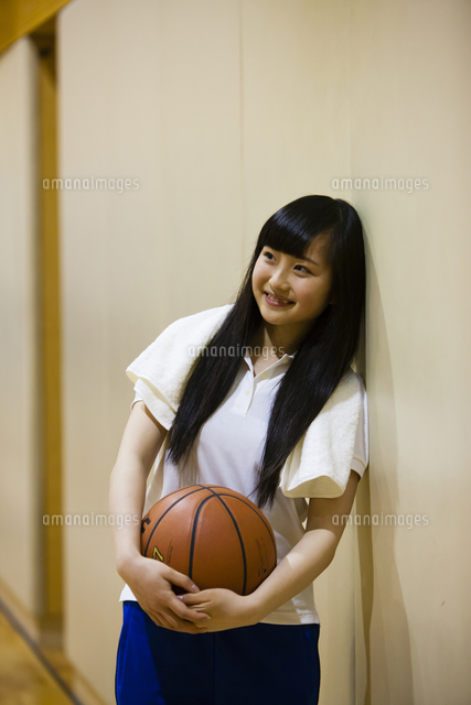 バスケットボールを持つ女の子 の写真素材 イラスト素材 アマナイメージズ