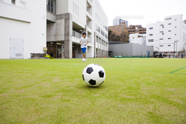 グラウンドに置かれたサッカーボール の写真素材 イラスト素材 アマナイメージズ