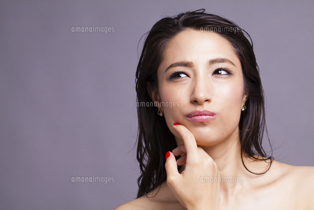 悩み顔の女性 の写真素材 イラスト素材 アマナイメージズ