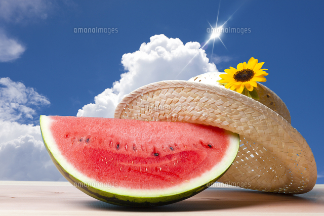 スイカと麦わら帽子[10131500567]の写真・イラスト素材｜アマナイメージズ