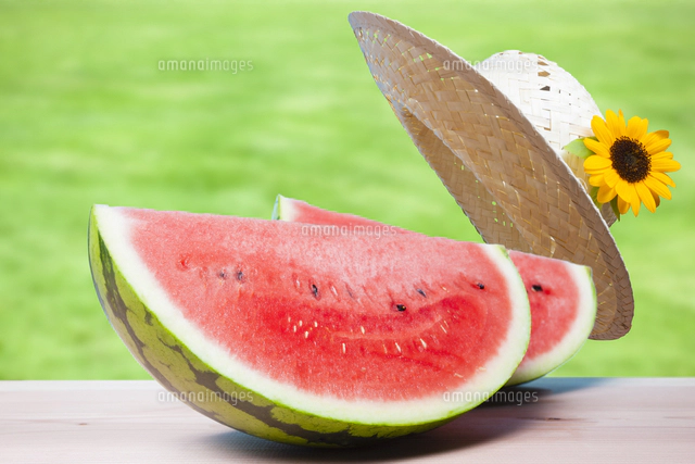 スイカと麦わら帽子[10131500567]の写真・イラスト素材｜アマナイメージズ