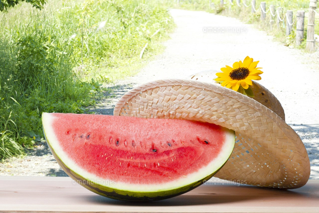 スイカと麦わら帽子[10131500567]の写真・イラスト素材｜アマナイメージズ