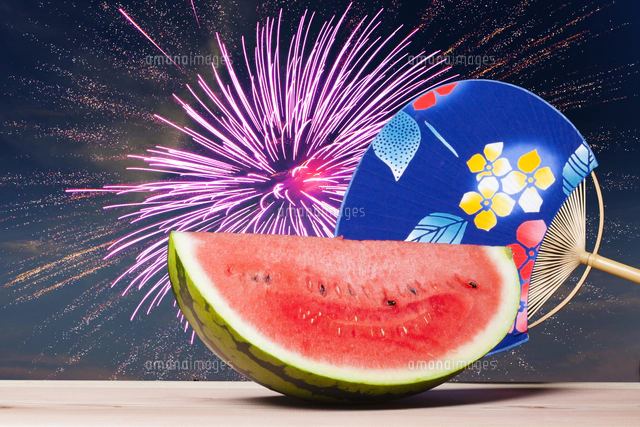 スイカと花火[10131500598]の写真・イラスト素材｜アマナイメージズ